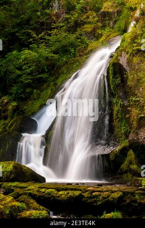 Ein Abschnitt von Deutschlands höchstem Wasserfall am Triberg im Schwarzwald. September. Stockfoto