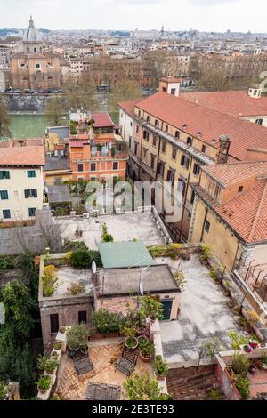 Luftaufnahme mit Blick auf Dächer und Dachgartenterrassen von Gebäuden am Ufer des Tiber, Trastevere, Rom, Italien Stockfoto