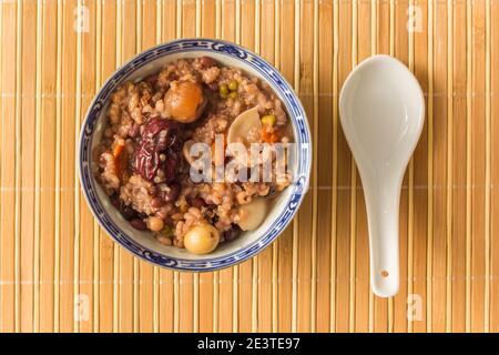 Schüssel mit traditionellen chinesischen Laba zhou Haferbrei zur Feier Neues Jahr Stockfoto