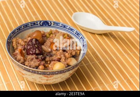 Schüssel mit traditionellen chinesischen Laba zhou Haferbrei zur Feier Neues Jahr Stockfoto