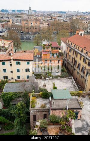 Luftaufnahme mit Blick auf Dächer und Dachgartenterrassen von Gebäuden am Ufer des Tiber, Trastevere, Rom, Italien Stockfoto