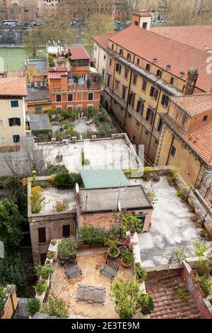 Luftaufnahme mit Blick auf Dächer und Dachterrassen von Trastevere, Rom, Italien, am Ufer des Tibers. Stockfoto