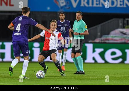 Rotterdam, Niederlande. Januar 2021. ROTTERDAM, NIEDERLANDE - JANUAR 20: Robin Propper von Heracles Almelo, Jens Toornstra von Feyenoord beim niederländischen KNVB Cup Spiel zwischen Feyenoord und Heracles Almelo am 20. Januar 2021 in De Kuip in Rotterdam, Niederlande (Foto: Yannick Verhoeven/Orange Pictures/Alamy Live News) Stockfoto