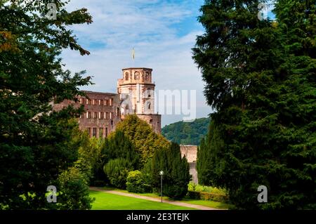 Das Ottheinrich-Gebäude und der Glockenturm von Schloss Heidelberg, Baden-Württemberg, Deutschland. September. Stockfoto