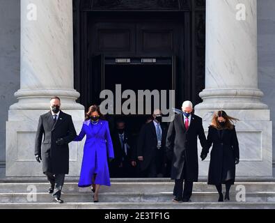 Washington, Usa. Januar 2021. US-Vizepräsident Kamala Harris, Ehemann Douglas Emhoff, ehemaliger Vizepräsident Mike Pence und Frau Karen Pence gehen die Ostseite Schritte des US-Kapitols nach der 59. Amtseinführung des Präsidenten in Washington, DC am Mittwoch, 20. Januar 2021. Foto von David Tulis/UPI Credit: UPI/Alamy Live News Stockfoto