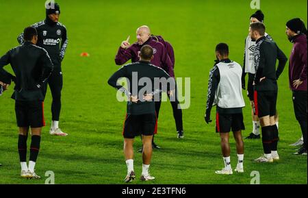 Brentford, Großbritannien. Januar 2021. Brentford Assistant Head Coach Brian Riemer gibt seine Anweisungen vor dem Sky Bet Championship Match zwischen Brentford und Luton Town im Brentford Community Stadium, Brentford Bild von Mark D Fuller/Focus Images/Sipa USA 20/01/2021 Credit: SIPA USA/Alamy Live News Stockfoto