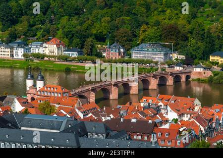 Die Alte Brücke über den Neckar in der Altstadt von Heidelberg, Baden-Württemberg, Deutschland. September. Stockfoto