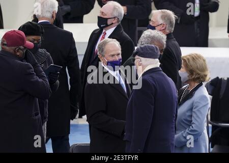Der ehemalige US-Präsident George W. Bush, Mitte, trägt eine Schutzmaske während der 59. Amtseinführung des Präsidenten in Washington, DC, USA, am Mittwoch, 20. Januar 2021. Biden wird an seinem ersten Tag als Präsident eine umfassende Reform der Einwanderung vorschlagen, einschließlich eines verkürzten Weges zur US-Staatsbürgerschaft für Migranten ohne Papiere - eine vollständige Umkehr von Donald Trumps Einwanderungsbeschränkungen und -Niederlagen, die jedoch mit großen Hinderungsgründen im Kongress konfrontiert ist. Fotograf: Kevin Dietsch/UPI/Bloomberg/MediaPunch Stockfoto