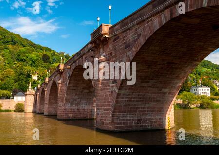 Die Bögen der Alten Brücke über das braune Neckar in Heidelberg, Baden-Württemberg, Deutschland. September. Stockfoto