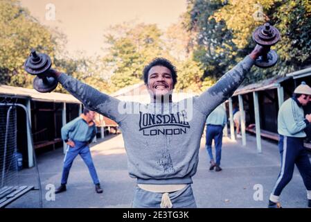 John Conteh Boxer WBC World Light Heavyweight Champion 1974 - 1977 Ausbildung an den Highgate Schwimmteichen 1973 Stockfoto