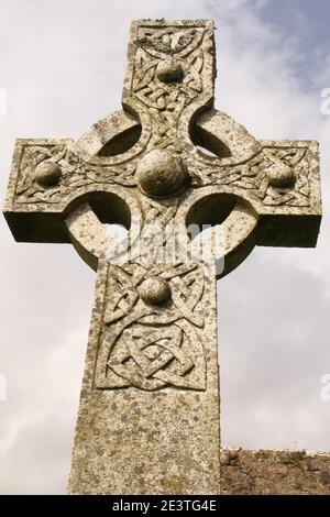 Ein kunstvoll verziertes keltisches Kreuz mit Knotenmuster auf einem Grab im Kirchenhof einer ruinierten Kirche, Isle of Skye, Innere Hebriden, Schottland. Stockfoto