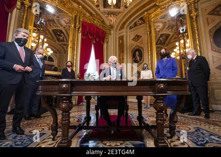 Washington, Usa. Januar 2021. US-Präsident Joe Biden unterzeichnet drei Dokumente, darunter eine Einweihungserklärung, Kabinettnominierungen und Unterkabinett-Noierungen im Präsidenten-Raum im US-Kapitol, während US-Vizepräsident Kamala Harris nach der Einweihungszeremonie beobachtet, um Biden zum 46. Präsidenten der Vereinigten Staaten in Washington zu machen, DC am 20. Januar 2021. Pool Foto von Jim Lo Scalzo/UPI Kredit: UPI/Alamy Live Nachrichten Stockfoto