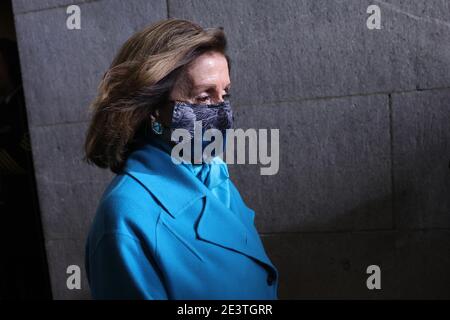 Washington, DC, USA. Januar 2021. House Speaker Nancy Pelosi (D-CA) kommt bei der Einweihung des US-Präsidenten gewählt Joe Biden an der Westfront des US-Kapitols am 20. Januar 2021 in Washington, DC. Während der heutigen Einweihungszeremonie wird Joe Biden zum 46. Präsidenten der Vereinigten Staaten. ( Credit: Win Mc Namee/Getty Images)/Media Punch/Alamy Live News Stockfoto