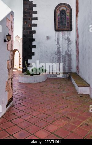 Lanzarote, Spanien, 20. Januar 2021: Blick auf den Innenhof der Kirche in der Stadt Teguise auf der Insel Lanzarote, Spanien Stockfoto