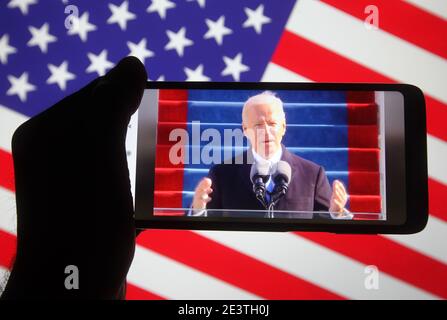 Ukraine. Januar 2021. In diesem Foto Illustration Joe Biden spricht während seiner Amtseinführung als 46. Präsident der Vereinigten Staaten in Washington, DC auf einer Video-Übersetzung in facebook auf einem Smartphone-Bildschirm vor der US-Flagge angezeigt. Kredit: SOPA Images Limited/Alamy Live Nachrichten Stockfoto