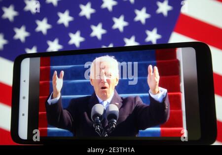 Ukraine. Januar 2021. In diesem Foto Illustration Joe Biden spricht während seiner Amtseinführung als 46. Präsident der Vereinigten Staaten in Washington, DC auf einer Video-Übersetzung in facebook auf einem Smartphone-Bildschirm vor der US-Flagge angezeigt. Kredit: SOPA Images Limited/Alamy Live Nachrichten Stockfoto