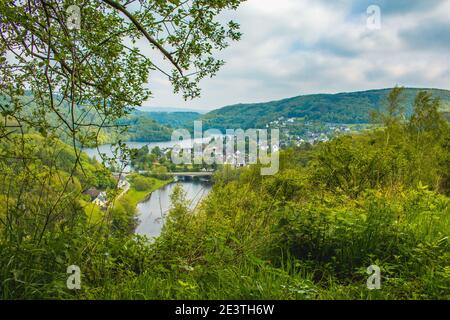 Rursee im Nationalpark Eifel, Deutschland. Panoramablick auf den Rursee und das Dorf Einruhr in Nordrhein-Westfalen Stockfoto