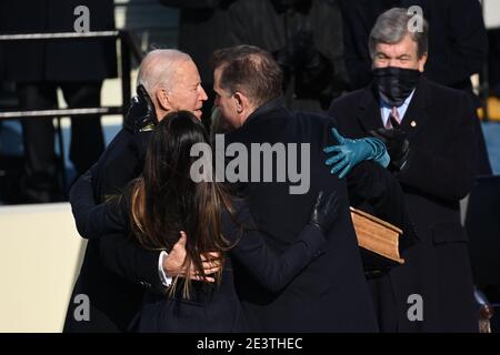 Washington, DC. 20. Jan, 2021.US-Präsident Joe Biden umarmt seinen Sohn Hunter Biden, nachdem er am 20. Januar 2021 im US-Kapitol in Washington, DC, als 46. US-Präsident vereidigt wurde. - Biden, ein 78-jähriger ehemaliger Vizepräsident und langjähriger Senator, legt am Mittag (1700 Uhr GMT) den Amtseid an der Westfront des US-Kapitols ab, genau dort, wo vor zwei Wochen pro-Trump-Randalierer mit der Polizei zusammenstossen, bevor sie den Kongress in einem tödlichen Aufstand stürmten. (Foto von Saul LOEB/POOL/AFP) Quelle: dpa picture Alliance/Alamy Live News Stockfoto