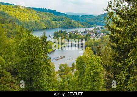 Rursee im Nationalpark Eifel, Deutschland. Panoramablick auf den Rursee und das Dorf Einruhr in Nordrhein-Westfalen Stockfoto