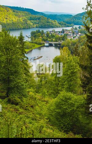 Rursee im Nationalpark Eifel, Deutschland. Panoramablick auf den Rursee und das Dorf Einruhr in Nordrhein-Westfalen Stockfoto