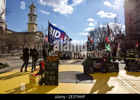 Washington, DC, USA, 20. Januar 2021. Im Bild: Einige der rund 100 Biden-Unterstützer feiern die 46. Amtseinführung des Präsidenten, die erste weibliche Vizepräsidentin und das Ende der Trump-Regierung am Black Lives Matter Plaza, auf der Nordseite des Weißen Hauses. Kredit: Allison C Bailey/Alamy Live Nachrichten Stockfoto