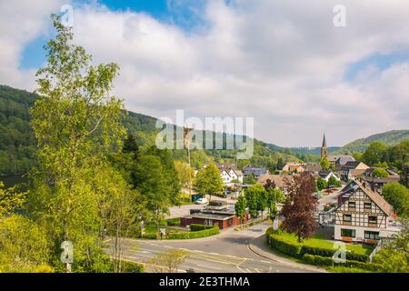 Landschaftlich reizvolle Ansicht des Dorfes Einruhr in Nordrhein-Westfalen, Deutschland. Es liegt im Nationalpark Eifel und neben dem Rursee. Stockfoto