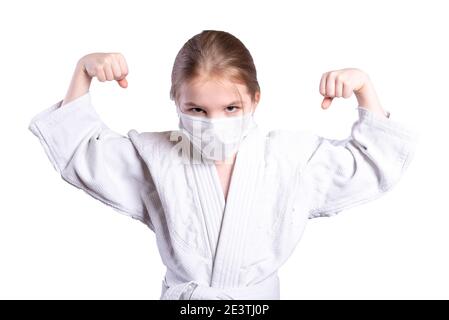 Mädchen in einem Kimono Judo. Zeigt Stärke. Isoliert auf weißem Hintergrund. Hochwertige Fotos Stockfoto