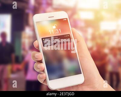 Coronavirus COVID-19 Exposition Benachrichtigung Apps Konzept. Neue Benachrichtigung Nachricht auf dem Smartphone-Bildschirm, um Warnung vor hohem Risiko Bereich Stockfoto