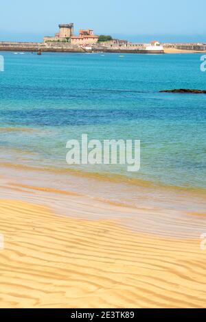 Blick auf den Strand und die Festung von Socoa in der Hafenstadt Ciboure (Nouvelle-Aquitaine, Frankreich). Stockfoto