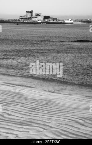 Blick auf den Strand und die Festung von Socoa in der Hafenstadt Ciboure (Nouvelle-Aquitaine, Frankreich). Schwarzweiß-Foto. Stockfoto