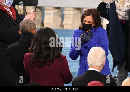 DER DESIGNIERTE US-Vizepräsident Kamala Harris (R) trifft die ehemalige US-First Lady Michelle Obama und den ehemaligen US-Präsidenten Barack Obama, bevor der designierte US-Präsident Joe Biden am 20. Januar 2021 im US-Kapitol in Washington, DC, als 46. US-Präsident vereidigt wird. - Biden, ein 78-jähriger ehemaliger Vizepräsident und langjähriger Senator, legt am Mittag (1700 Uhr GMT) den Amtseid an der Westfront des US-Kapitols ab, genau dort, wo vor zwei Wochen pro-Trump-Randalierer mit der Polizei zusammenstossen, bevor sie den Kongress in einem tödlichen Aufstand stürmten. (Foto: Saul LOEB/POOL/AFP)/MediaPunch Stockfoto