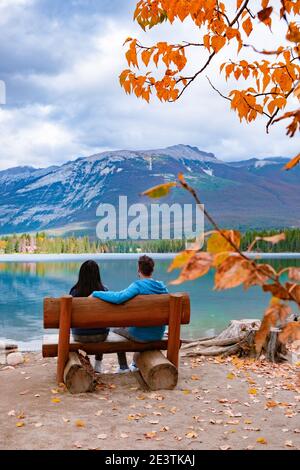 Beauvert See in Jasper, Kanada, Kanadischer See beliebt für Kanu. Im kanadischen Rockies Jasper Nationalpark, Paar Männer und Frauen mittleren Alters mit Blick auf den See Stockfoto