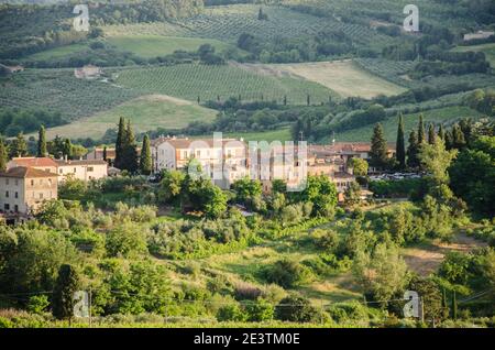 Ein Schloss auf einem grünen Feld. Toskana, Italien. Hochwertige Fotos Stockfoto