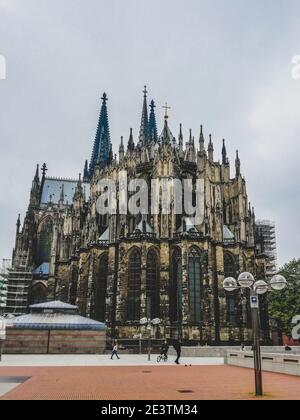 KÖLN, DEUTSCHLAND - Mai 20 2019 : Kölner Dom an einem bewölkten Tag. Seitenansicht des berühmten katholischen Doms in der Kölner Innenstadt Stockfoto