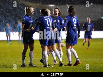 Chelsea's Guro Reiten (zweite links) feiert das dritte Tor ihrer Mannschaft mit ihren Teamkollegen während des FA Continental Tyres League Cup Viertelfinalspiels im Academy Stadium, Manchester. Bilddatum: Mittwoch, 20. Januar 2021. Stockfoto