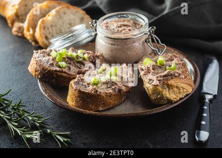 Leberpastete auf geschnittenem Baguette auf dem Teller. Stockfoto