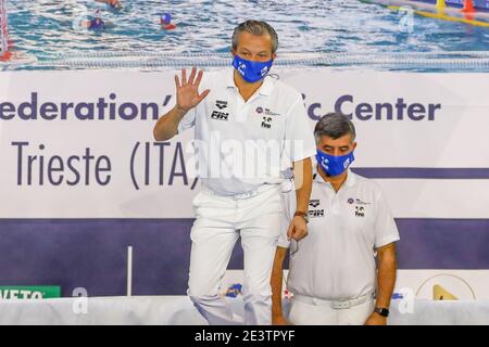 TRIEST, ITALIEN - JANUAR 20: Schiedsrichter Boris Margeta (SLO) während des Spiels zwischen den Niederlanden und Italien bei den Olympischen Wasserball-Spielen der Frauen im Qualificat Stockfoto