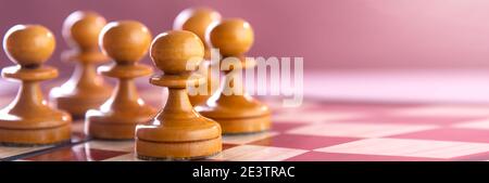 Schach auf dem Schachbrett, Armee von weißen Bauern auf dem Schachbrett. Stockfoto