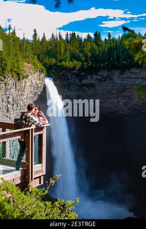 Wells Grey British Colombia Kanada, Cariboo Mountains erzeugt spektakuläre Wasserströme der Helmcken Falls am Murtle River im Wells Grey Provincial Park in der Nähe der Stadt Clearwater, British Columbia, Stockfoto