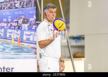 TRIEST, ITALIEN - JANUAR 20: Schiedsrichter Nenad Peris (CRO) während des Spiels zwischen den Niederlanden und Italien bei den Olympischen Wasserball-Spielen der Frauen Qualificatio Stockfoto