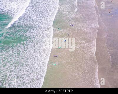 Drohne Luftaufnahme über den Strand mit Wellen am langen Strand Tofino Vancouver Island. Kanada Stockfoto