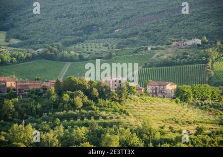 Ein Schloss auf einem grünen Feld. Toskana, Italien. Stockfoto