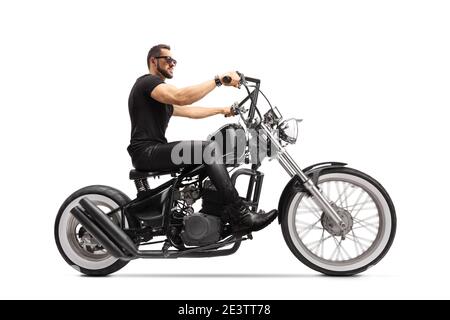 In voller Länge Profilaufnahme eines Mannes mit Sonnenbrille und leathe Hose auf einem schwarzen Chopper Motorrad isoliert auf weiß Hintergrund Stockfoto