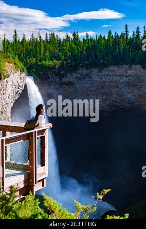 Wells Grey British Colombia Kanada, Cariboo Mountains erzeugt spektakuläre Wasserströme der Helmcken Falls am Murtle River im Wells Grey Provincial Park in der Nähe der Stadt Clearwater, British Columbia, Stockfoto