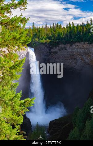 Wells Grey British Colombia Kanada, Cariboo Mountains erzeugt spektakuläre Wasserströme der Helmcken Falls am Murtle River im Wells Grey Provincial Park in der Nähe der Stadt Clearwater, British Columbia, Stockfoto