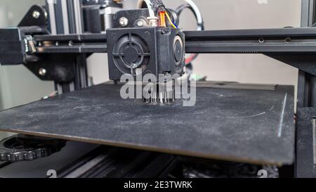 3D-Plastikdrucker bei der Arbeit in einer Fabrik dreidimensionaler Druck. Nahaufnahme. Stockfoto