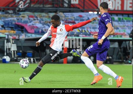 Rotterdam, Niederlande. Januar 2021. ROTTERDAM, NIEDERLANDE - 20. JANUAR: Lutsharel Geertruida von Feyenoord, Delano Burgzorg von Heracles Almelo während des niederländischen KNVB Cup-Spiels zwischen Feyenoord und Heracles Almelo am 20. Januar 2021 in De Kuip in Rotterdam, Niederlande (Foto: Yannick Verhoeven/Orange Pictures/Alamy Live News) Stockfoto