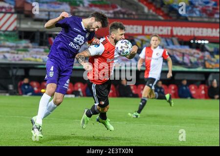 Rotterdam, Niederlande. Januar 2021. ROTTERDAM, NIEDERLANDE - JANUAR 20: Robin Propper von Heracles Almelo, Lucas Pratto von Feyenoord während des niederländischen KNVB Cup-Spiels zwischen Feyenoord und Heracles Almelo am 20. Januar 2021 in De Kuip in Rotterdam, Niederlande (Foto: Yannick Verhoeven/Orange Pictures/Alamy Live News) Stockfoto