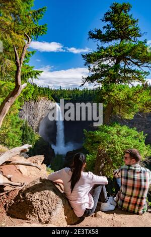 Wells Grey British Colombia Kanada, Cariboo Mountains erzeugt spektakuläre Wasserströme der Helmcken Falls am Murtle River im Wells Grey Provincial Park in der Nähe der Stadt Clearwater, British Columbia, Stockfoto