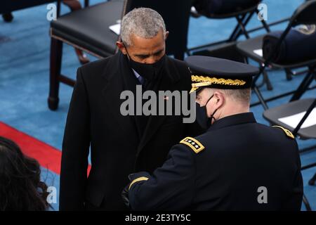 Washington, DC. 20. Jan 2021.WASHINGTON, DC - JANUAR 20: Der ehemalige US-Präsident Barack Obama spricht mit dem Vorsitzenden der Stabschefs General Mark Milley während der Amtseinführung des designierten US-Präsidenten Joe Biden an der Westfront des US-Kapitols am 20. Januar 2021 in Washington, DC. Während der heutigen Einweihungszeremonie wird Joe Biden zum 46. Präsidenten der Vereinigten Staaten. (Foto von Tasos Katopodis/Getty Images) Quelle: dpa picture Alliance/Alamy Live News Stockfoto